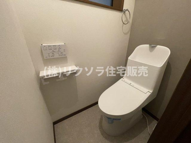 三矢町　中古一戸建てのトイレ|1階　温水洗浄便座付き
■物件内覧・資金計画相談・住宅ローン相談、リフォーム相談、お問合せ受付中■
※当日・翌日のご内覧、ご相談はお電話でのお問合せがスムーズです！