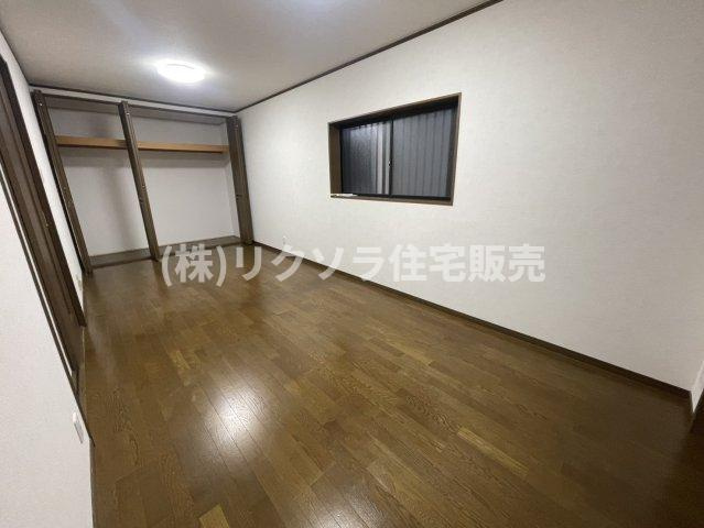 三矢町　中古一戸建ての洋室|洋室10.5帖
■物件内覧・資金計画相談・住宅ローン相談、リフォーム相談、お問合せ受付中■
※当日・翌日のご内覧、ご相談はお電話でのお問合せがスムーズです！