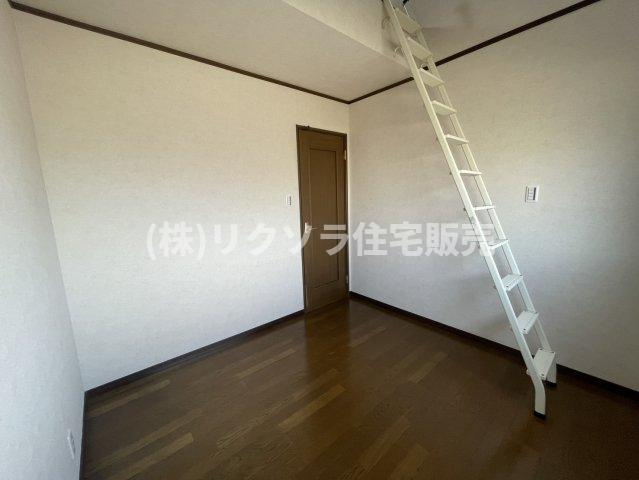 三矢町　中古一戸建ての内装|洋室4.5帖　ロフト付き
■物件内覧・資金計画相談・住宅ローン相談、リフォーム相談、お問合せ受付中■
※当日・翌日のご内覧、ご相談はお電話でのお問合せがスムーズです！