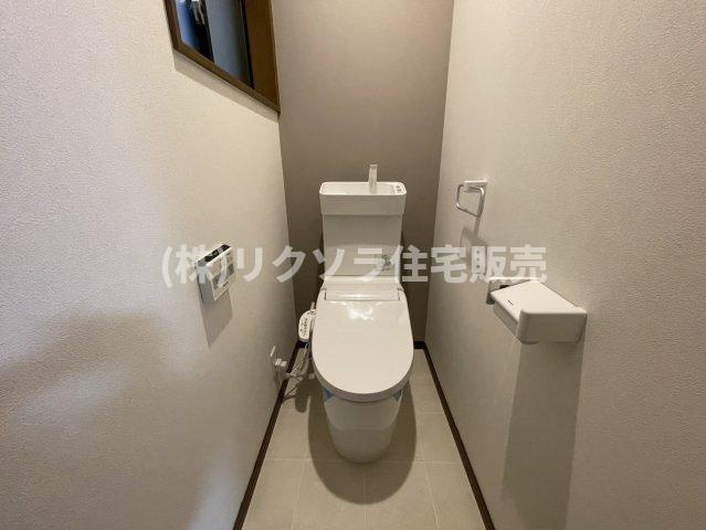 三矢町　中古一戸建ての設備|2階　トイレ　温水洗浄便座付き
■物件内覧・資金計画相談・住宅ローン相談、リフォーム相談、お問合せ受付中■
※当日・翌日のご内覧、ご相談はお電話でのお問合せがスムーズです！