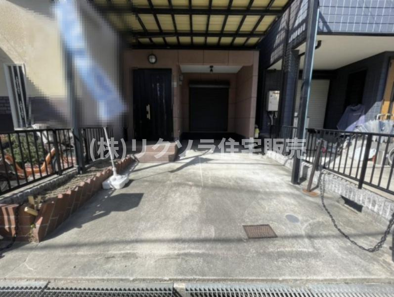 三矢町　中古一戸建ての駐車場|1台駐車可能
■物件内覧・資金計画相談・住宅ローン相談、リフォーム相談、お問合せ受付中■
※当日・翌日のご内覧、ご相談はお電話でのお問合せがスムーズです！