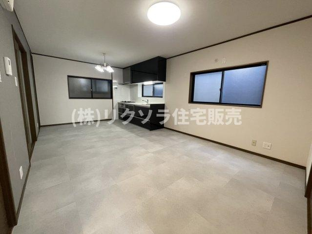 三矢町　中古一戸建ての居間・リビング|LDK14.0帖
■物件内覧・資金計画相談・住宅ローン相談、リフォーム相談、お問合せ受付中■
※当日・翌日のご内覧、ご相談はお電話でのお問合せがスムーズです！