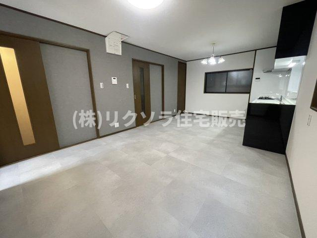 三矢町　中古一戸建ての居間・リビング|LDK14.0帖
■物件内覧・資金計画相談・住宅ローン相談、リフォーム相談、お問合せ受付中■
※当日・翌日のご内覧、ご相談はお電話でのお問合せがスムーズです！