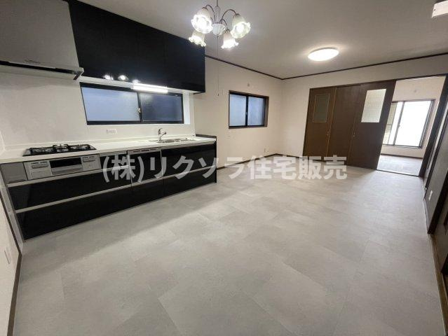三矢町　中古一戸建ての居間・リビング|LDK14.0帖
■物件内覧・資金計画相談・住宅ローン相談、リフォーム相談、お問合せ受付中■
※当日・翌日のご内覧、ご相談はお電話でのお問合せがスムーズです！