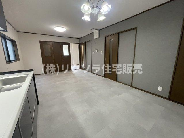 三矢町　中古一戸建ての居間・リビング|LDK14.0帖
■物件内覧・資金計画相談・住宅ローン相談、リフォーム相談、お問合せ受付中■
※当日・翌日のご内覧、ご相談はお電話でのお問合せがスムーズです！