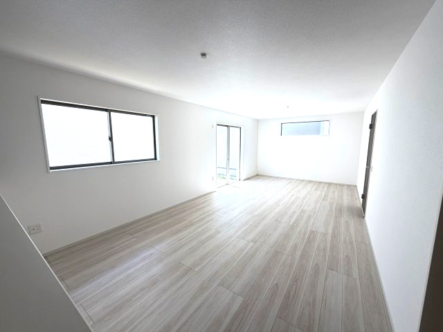 アーバンスタイル前橋市北代田町2期　1号棟の居間・リビング|カウンターキッチンなのでお料理をしながら会話もできます。
夕食の支度をしながら、お子様の様子も見られて自然と会話も増えますよ♪
