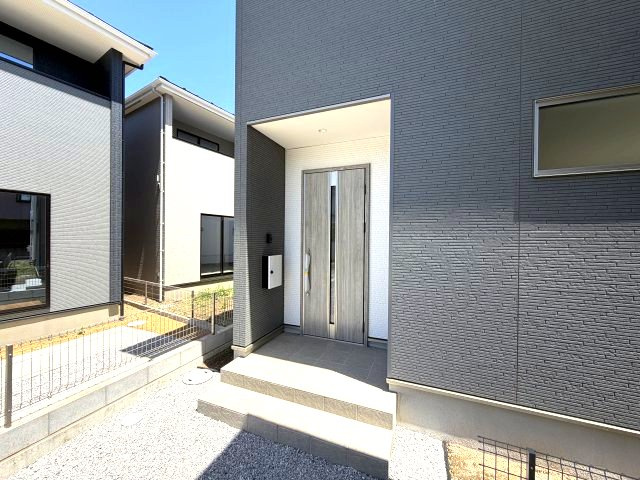 アーバンスタイル前橋市北代田町2期　1号棟の玄関|玄関前もおしゃれな造りになっています♪