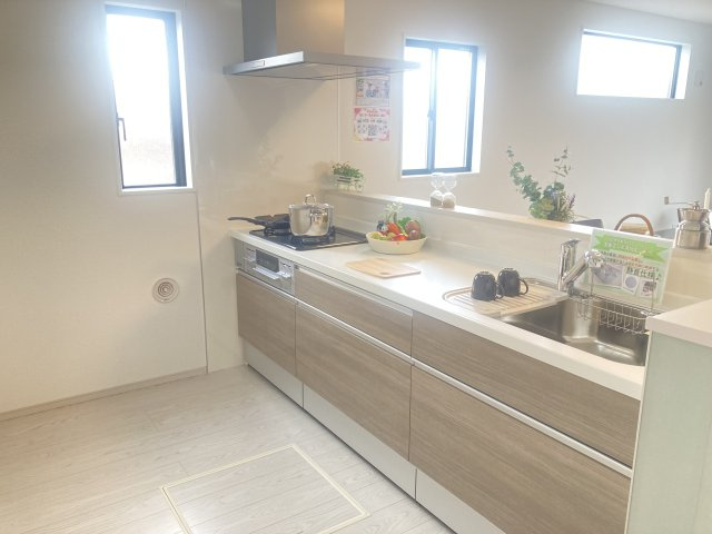 アーバンスタイル前橋市北代田町2期　1号棟のキッチン|人気のカウンターキッチン採用です☆
コンロも３口ご用意しています！調理スペースも広くストレスなくお料理できます。
浄水器つきなので美味しいお水も飲めますよ♪