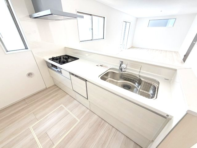 アーバンスタイル前橋市北代田町2期　1号棟のキッチン|人気のカウンターキッチン採用です☆
コンロも３口ご用意しています！調理スペースも広くストレスなくお料理できます。
浄水器つきなので美味しいお水も飲めますよ♪