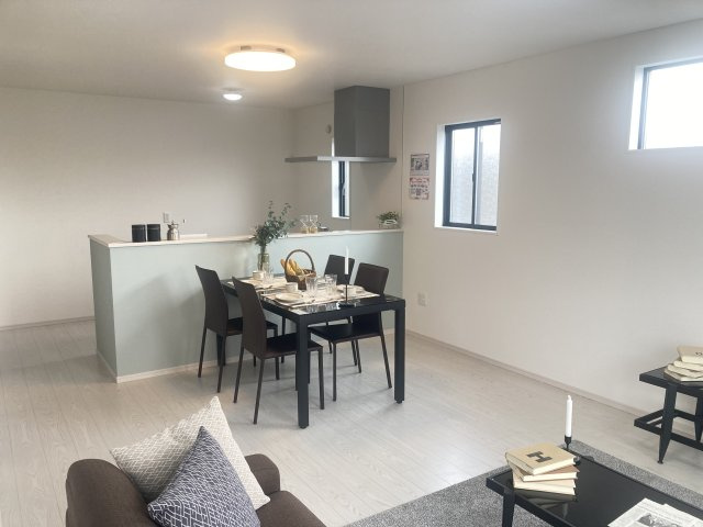 アーバンスタイル前橋市北代田町2期　1号棟の居間・リビング|【リビングイメージ画像】21帖です♪人気の対面式キッチンを配した空間はお好みの家具も合わせやすく、家族がくつろぐ快適な空間造りをサポート。窓からは明るい陽光が差し込みます。