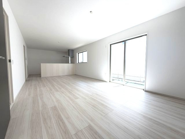 アーバンスタイル前橋市北代田町2期　1号棟の居間・リビング|リビング広々21帖です♪人気の対面式キッチンを配した空間はお好みの家具も合わせやすく、家族がくつろぐ快適な空間造りをサポート。窓からは明るい陽光が差し込みます。