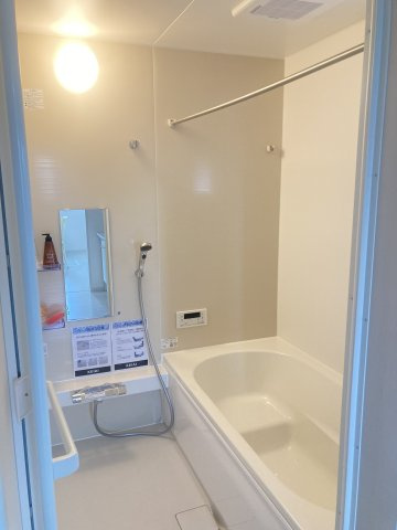 アーバンスタイル前橋市北代田町2期　1号棟の浴室|１坪タイプのフルオートバスです！
足を延ばして入れる広さなので一日の疲れも癒されますよ♪
室内物干しや浴室乾燥機もあるのでお天気の悪い日にはランドリースペースとしてもご利用できます！