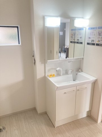 アーバンスタイル前橋市北代田町2期　1号棟の独立洗面台|シャワー水栓付き洗面台で朝の身支度もバッチリです！
洗面台には収納スペースもあり洗面室もすっきり片付きますよ！