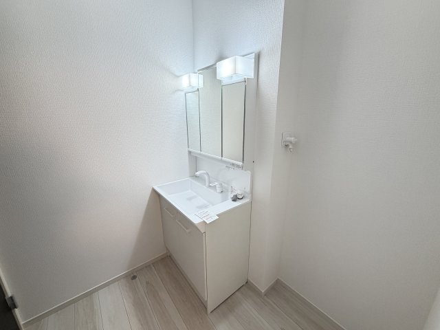 アーバンスタイル前橋市北代田町2期　1号棟の独立洗面台|シャワー水栓付き洗面台で朝の身支度もバッチリです！
洗面台には収納スペースもあり洗面室もすっきり片付きますよ！