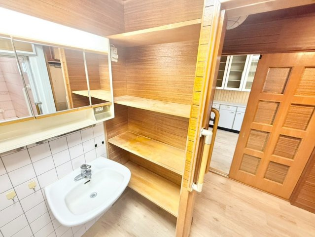 甲山グリーンハイツの洗面所|■現状写真（リフォーム渡し）
スッキリとした洗面台！備え付けの収納棚にはタオルや洗剤などのストックを置いたりと使い方色々♪