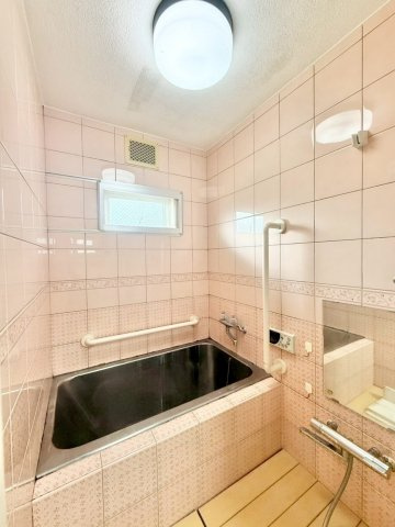 甲山グリーンハイツの浴室|■現状写真（リフォーム渡し）
オートバスでキッチンにいながらお湯張り可能です♪換気のできる窓もあるので、ジメジメとした湿気を排します！