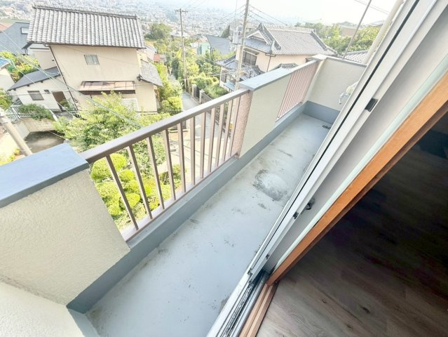 甲山グリーンハイツのバルコニー|■現状写真（リフォーム渡し）
南東向きのバルコニーで日当たり良好♪高台で眺望良好！夜には夜景を眺めながら、ゆったりしたくつろぎのお時間をお過ごしいただけますね♪