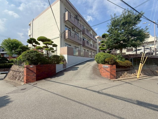 甲山グリーンハイツの外観|■外観
物件のことはもちろん、教育施設・スーパー・商業施設・公園・公共機関といった周辺の住環境も車でご案内します。ぜひ現地で暮らしやすさなどイメージしてください！