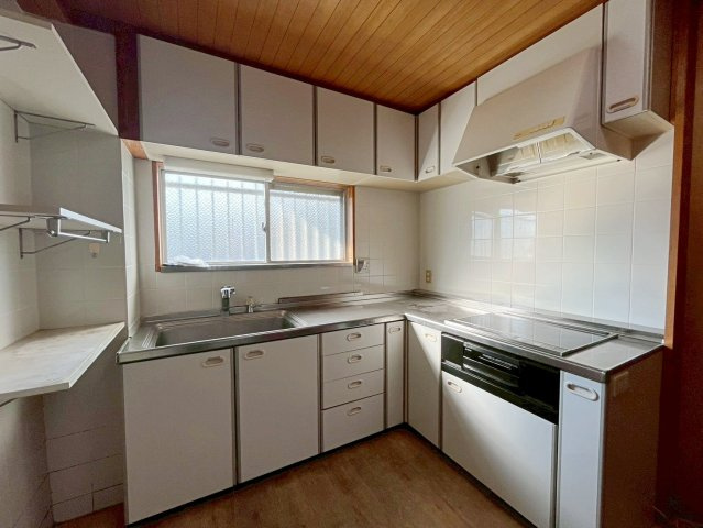 甲山グリーンハイツのキッチン|■現状写真（リフォーム渡し）
ＩHクッキングヒーターで火を使わないので安心ですね♪３つ口で同時に調理！時短になりますね♪