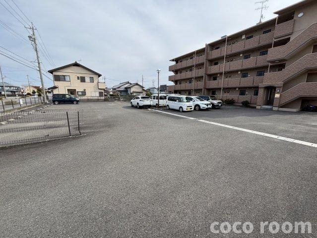 リヴエターナルの駐車場