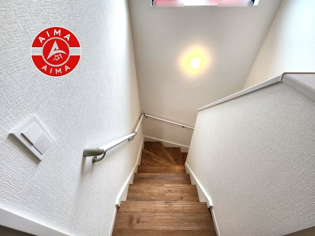 福岡市城南区東油山1丁目第1-2棟（1号棟）の内装|階段からも明るい光が入ります。採光や通風も階段の重要な役割です。