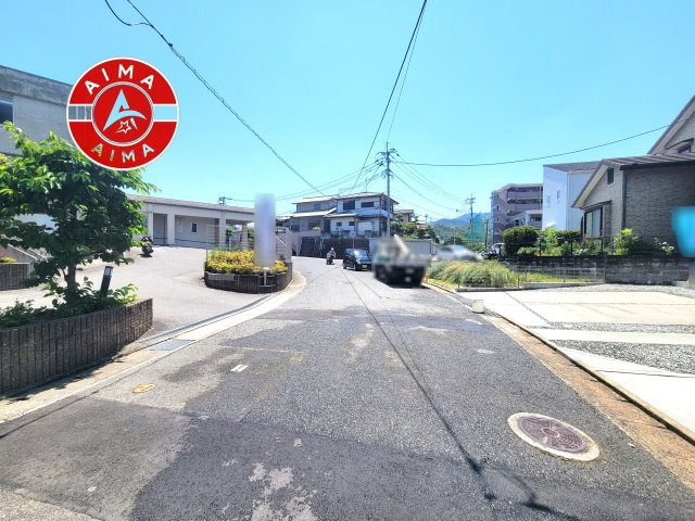 福岡市城南区東油山1丁目第1-2棟（1号棟）の前面道路含む現地写真|前面道路は閑静な住宅地をはしる車通りの少ない道路。お車の出し入れが苦手なママや小さなお子様にも安心ですね。しっかり舗装もされているので、ベビーカーや自転車で通っても快適に通行できます。
