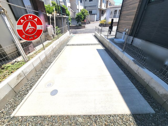 福岡市城南区東油山1丁目第1-2棟（1号棟）の駐車場|広々した駐車場になります。3台並列駐車となります。