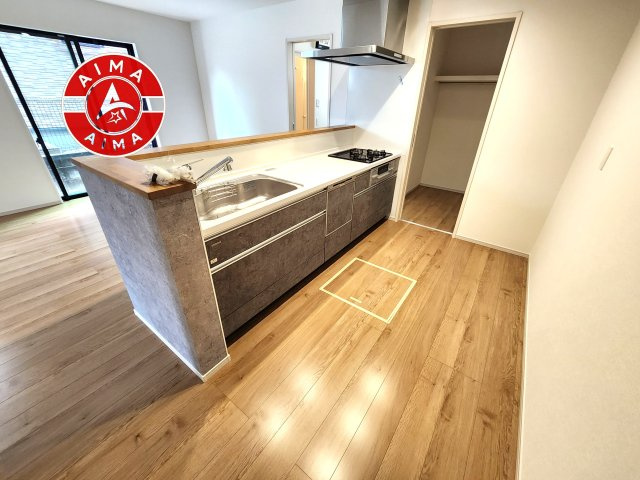 福岡市城南区東油山1丁目第1-2棟（1号棟）のキッチン|ダイニングテーブルへの配膳がラクラク、お料理はかどるカウンター付きシステムキッチン！