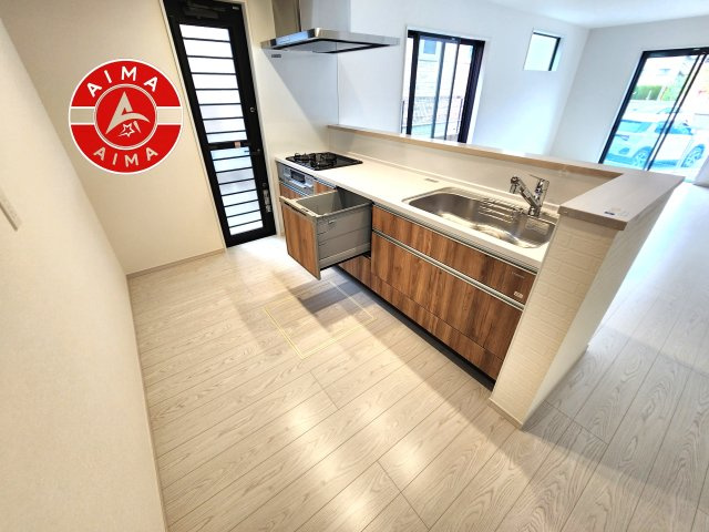 福岡市城南区東油山1丁目第1-2棟（2号棟）のキッチン|ダイニングテーブルへの配膳がラクラク、お料理はかどるカウンター付きシステムキッチン！