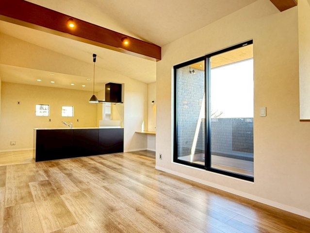 川越的場　新築一戸建ての居間・リビング|こちらのリビングで趣味の時間をお楽しみください