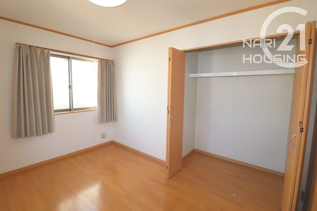 【内装】 | 羽村市神明台2丁目　中古戸建 | ハンガーパイプ付きクローゼットがあります