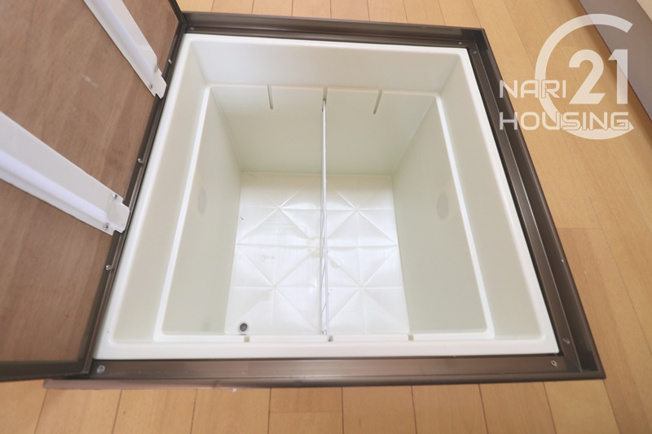 【設備】 | 羽村市神明台2丁目　中古戸建 | 調味料やペットボトルも収納できる床下収納