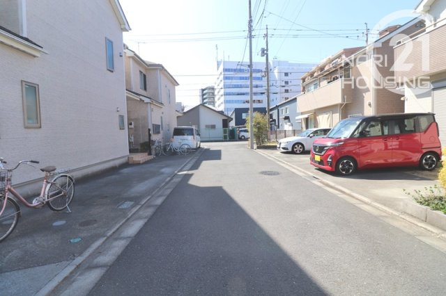 【前面道路含む現地写真】 | 羽村市神明台2丁目　中古戸建 | 前面道路含む現地写真です