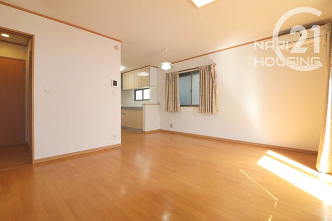 【居間・リビング】 | 羽村市神明台2丁目　中古戸建 | 広々としたリビング