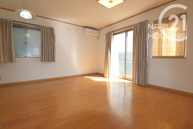 【居間・リビング】 | 羽村市神明台2丁目　中古戸建 | 二面採光の明るいリビング