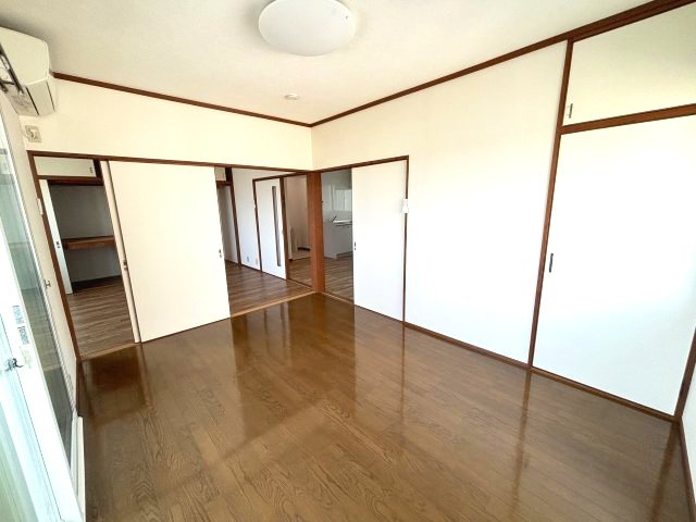 宇部市則貞４丁目のアパートの居間・リビング