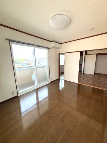 宇部市則貞４丁目のアパートの居間・リビング