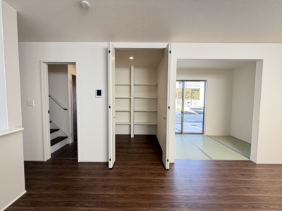 【居間・リビング】 | うるま市田場（全4棟）1号棟 | 1号棟　LDK16帖＋ファミリークローク＋畳コーナー3帖付き♪