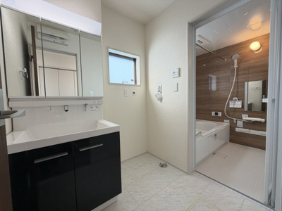 【独立洗面台】 | うるま市田場（全4棟）1号棟 | 1号棟　三面鏡付き洗髪洗面化粧台♪