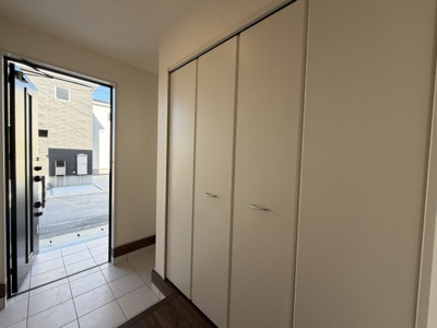 【玄関】 | うるま市田場（全4棟）1号棟 | 1号棟　十分な収納付き玄関♪