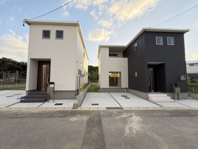 【外観】 | うるま市田場（全4棟）1号棟 | 1号棟　並列駐車2台完備♪