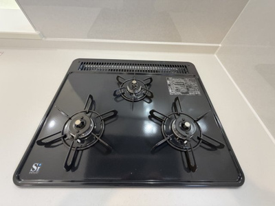 【キッチン】 | うるま市田場（全4棟）1号棟 | 1号棟　三口コンロ♪