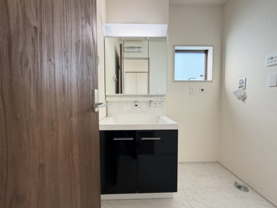 【独立洗面台】 | うるま市田場（全4棟）1号棟 | 1号棟　三面鏡付き洗髪洗面化粧台♪