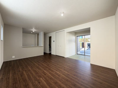 【居間・リビング】 | うるま市田場（全4棟）1号棟 | 1号棟　LDK16帖＋ファミリークローク＋畳コーナー3帖付き♪