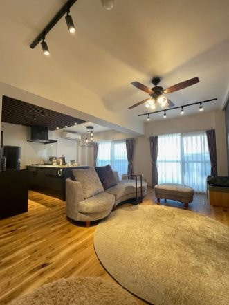 ラウンドシティフドウ香里南B棟の居間・リビング|LDK18.5帖
■物件内覧・資金計画相談・住宅ローン相談、リフォーム相談、お問合せ受付中■
※当日・翌日のご内覧、ご相談はお電話でのお問合せがスムーズです！