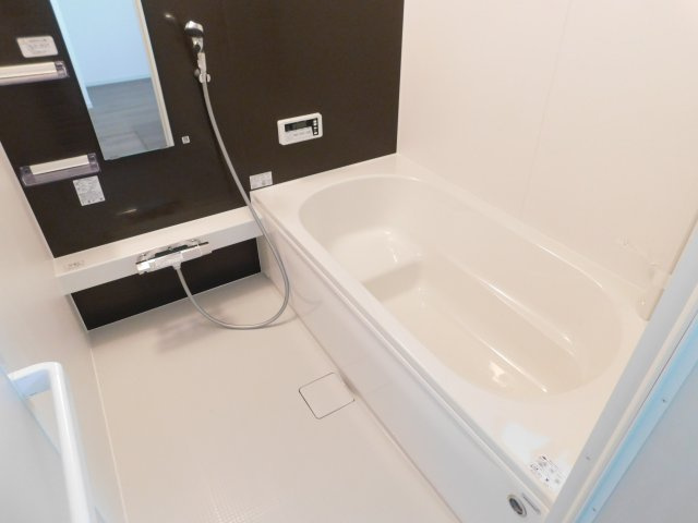 名古屋市瑞穂区雁道町１丁目の新築一戸建の浴室|◇浴室◇　　広い１坪サイズ・浴室暖房乾燥機・保温浴槽・追い焚き機能・ベンチ浴槽・エコシャワー・オートバス・バリアフリーバス・浴室窓あり