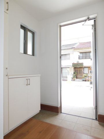 名古屋市瑞穂区雁道町１丁目の新築一戸建の玄関|◇玄関収納◇　　家族の履物がしっかり収納できるミラー付玄関収納♪　