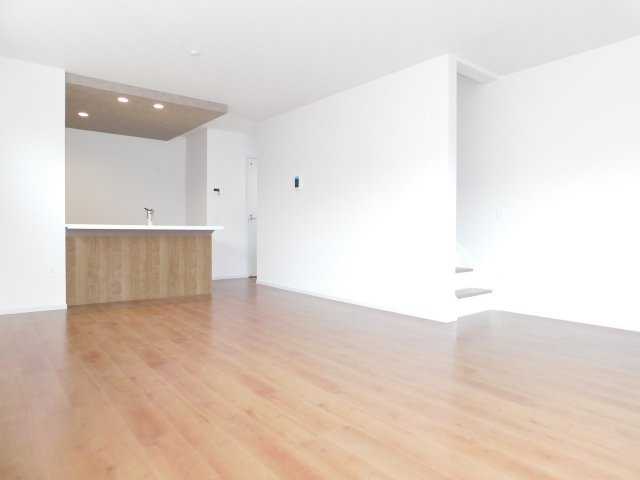 名古屋市瑞穂区雁道町１丁目の新築一戸建の居間・リビング|◇リビング◇　　明るいリビング１８．２帖　おしゃれな折下天井のフラットキッチン♪