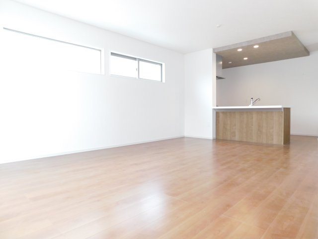 名古屋市瑞穂区雁道町１丁目の新築一戸建の居間・リビング|◇リビング◇　　明るいリビング１８．２帖　インテリアの映えるワイドリビング♪