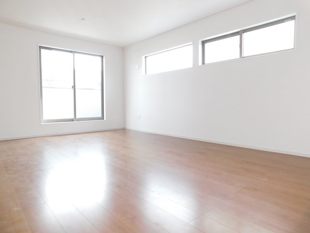 名古屋市瑞穂区雁道町１丁目の新築一戸建の居間・リビング|◇リビング◇　　明るいリビング１８．２帖　外からの視線が気になりにくい２階リビング♪